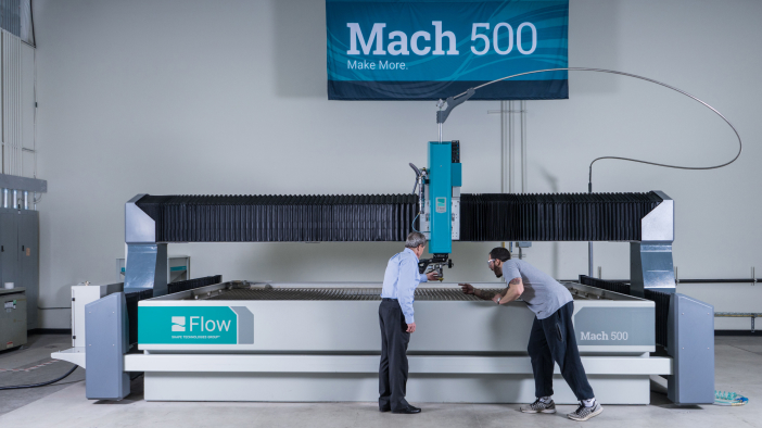 Mach 500 Flow Waterjet 기계에서 일하는 두 남자